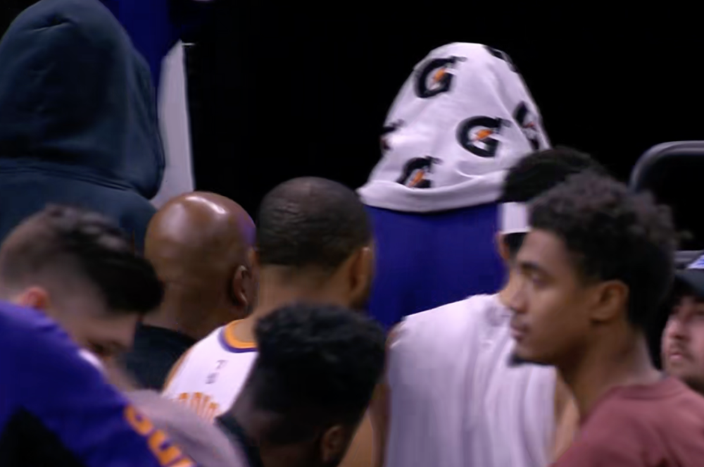  cba赛后有球迷在马路上呼喊不当言论 