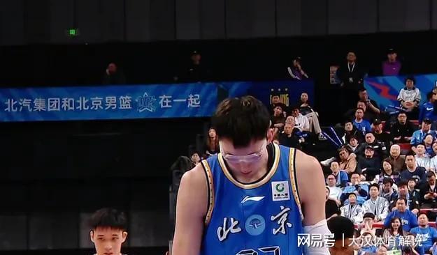 关于关键时刻北京首钢调整名单以备欧篮联，篮板制胜环节打磨，更衣室稳定，年轻球员得到机会的信息